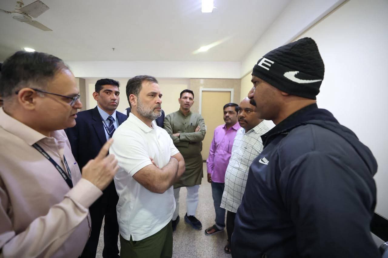 राहुल गांधी ने भागीरथ पुरा पीड़ितों से मुलाकात कर पीड़ितों को 1 - 1 लाख के 20 पीड़ितों को चेक सौंपे।