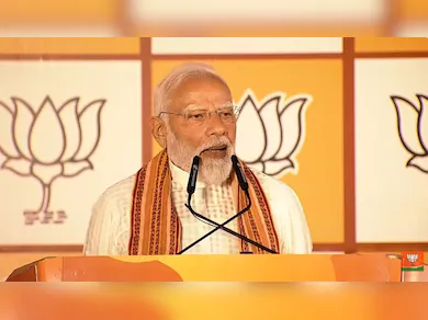 PM Modi Live on Bengal Result: बीजेपी मुख्यालय में जश्न की तैयारियां पूरी हैं. प्रधानमंत्री नरेंद्र मोदी थोड़ी ही देर में पहुंचने वाले हैं और उनका संबोधन आज का सबसे बड़ा आकर्षण होगा. बंगाल की ऐतिहासिक जीत के बाद प्रधानमंत्री का संदेश आया है—“West Bengal में कमल खिल गया”. उन्होंने इसे जनता की शक्ति और सुशासन की जीत बताया. राष्ट्रीय अध्यक्ष नितिन नवीन के पद संभालने के बाद यह पहला बड़ा मौका है, जिसमें मंच की तस्वीर भी बदली हुई नजर आएगी. असम और अन्य राज्यों में बेहतर प्रदर्शन के बाद बीजेपी मुख्यालय में उत्साह चरम पर है, और कार्यकर्ता पीएम मोदी के भाषण का बेसब्री से इंतजार कर रहे हैं.