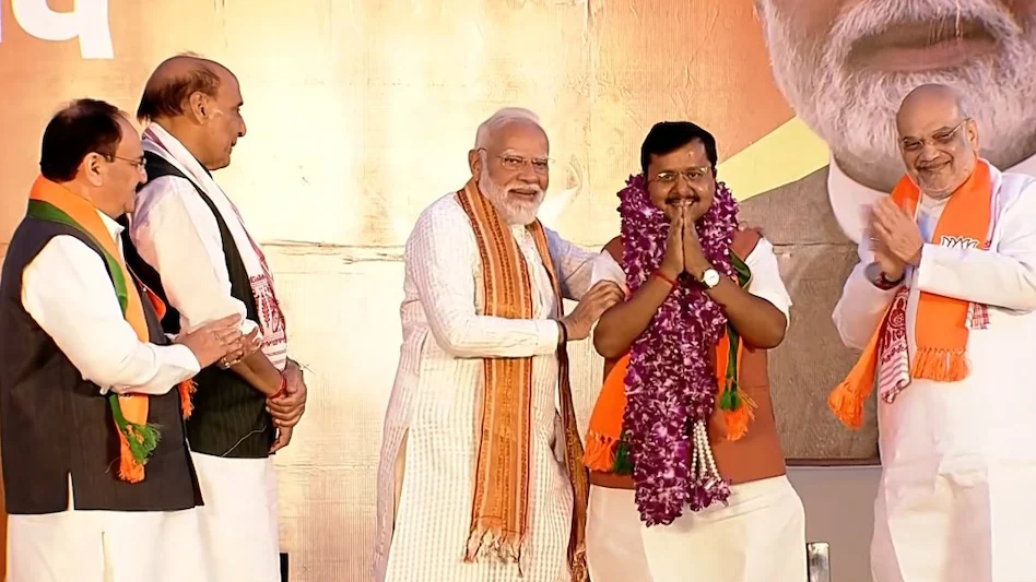 मोदी ने नितिन नबीन को पहनाई जीत की माला.