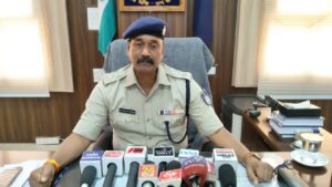 इंदौर में ग्रामीण एसपी राजेंद्र  कुमार वर्मा ने पदभार ग्रहण किया और दिया संदेशग्रामीण क्षेत्र काफी बड़ा है टीम वर्क की तरह काम करेंगे 