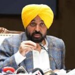 पंजाब की राजनीति में बड़ा घटनाक्रम देखने को मिल रहा है. आम आदमी पार्टी (आप) के छह राज्यसभा सांसदों के बीजेपी में शामिल होने के बाद बने हालात के बीच आज (5 मई) पंजाब के मुख्यमंत्री भगवंत मान दिल्ली में राष्ट्रपति द्रौपदी मुर्मू से मुलाकात करेंगे. जानकारी के अनुसार, मुख्यमंत्री इस मुद्दे को लेकर अपनी पार्टी के विधायकों के साथ दिल्ली रवाना हो गए हैं. यह मुलाकात दोपहर 12 बजे राष्ट्रपति भवन में निर्धारित है. दिल्ली रवाना होने से पहले सीएम भगवंत मान ने कहा था, "मुझे लगता है कि राष्ट्रपति हमारी चिंताओं को सुनेंगी. राष्ट्रपति संविधान की संरक्षक हैं. इसलिए, संविधान की रक्षा करना उनका दायित्व है. वह देश की संवैधानिक प्रमुख हैं."