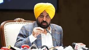 पंजाब की राजनीति में बड़ा घटनाक्रम देखने को मिल रहा है. आम आदमी पार्टी (आप) के छह राज्यसभा सांसदों के बीजेपी में शामिल होने के बाद बने हालात के बीच आज (5 मई) पंजाब के मुख्यमंत्री भगवंत मान दिल्ली में राष्ट्रपति द्रौपदी मुर्मू से मुलाकात करेंगे. जानकारी के अनुसार, मुख्यमंत्री इस मुद्दे को लेकर अपनी पार्टी के विधायकों के साथ दिल्ली रवाना हो गए हैं. यह मुलाकात दोपहर 12 बजे राष्ट्रपति भवन में निर्धारित है. दिल्ली रवाना होने से पहले सीएम भगवंत मान ने कहा था, "मुझे लगता है कि राष्ट्रपति हमारी चिंताओं को सुनेंगी. राष्ट्रपति संविधान की संरक्षक हैं. इसलिए, संविधान की रक्षा करना उनका दायित्व है. वह देश की संवैधानिक प्रमुख हैं."