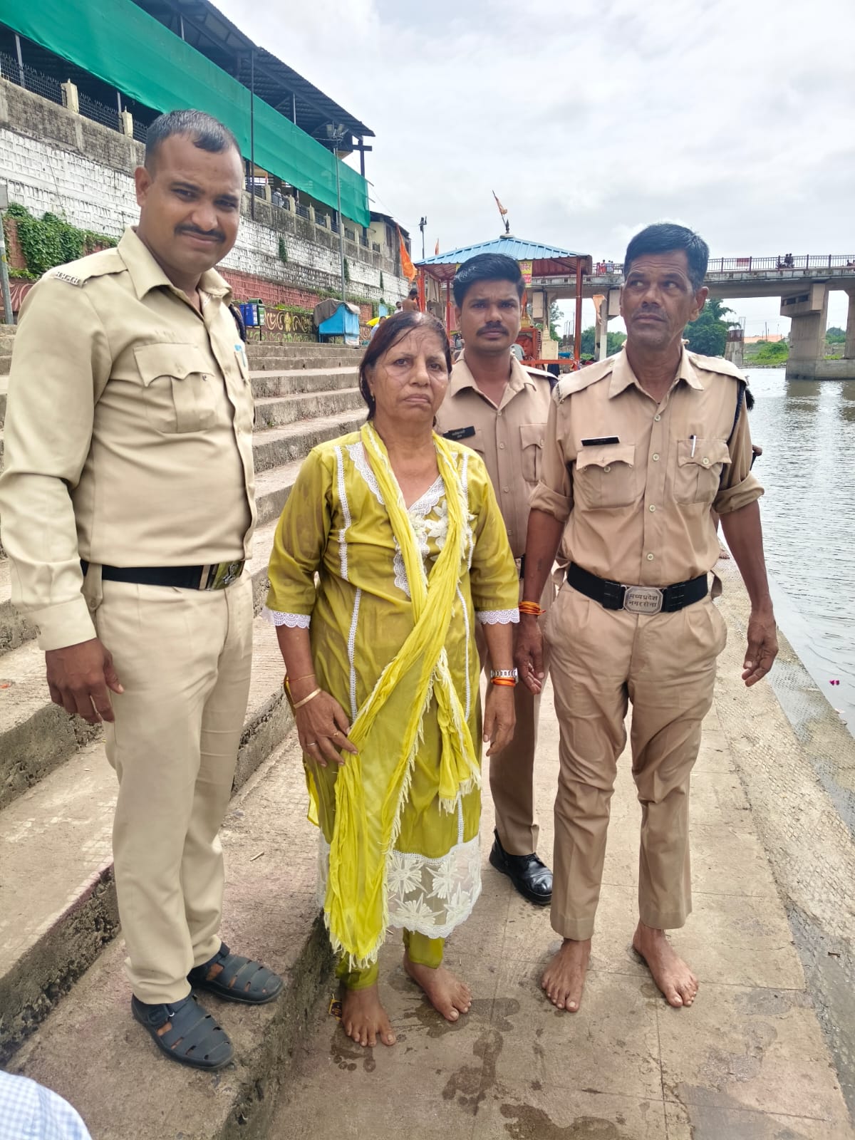 उज्जैन में महिला को डूबने से बचाया